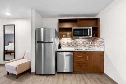 Everhome Suites Glendale Sports Entertainment District by Choice Hotels