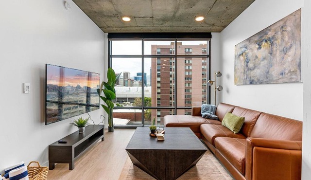 Exceptional 1BD BA-PoolHotTubGymParking- Downtown!