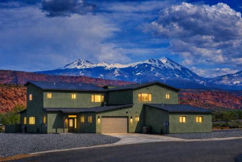 Exclusive Retreats White Rim 3369- Luxury Moab Retreat with Private Hot Tub