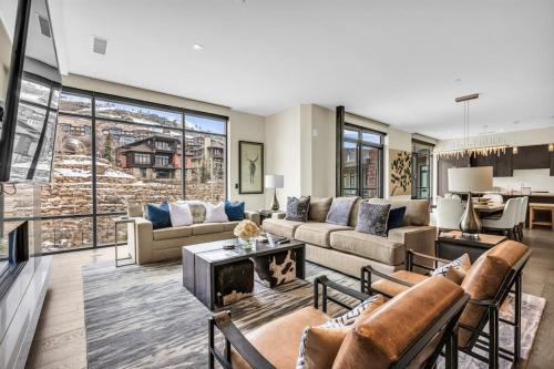 Exclusive ski-in - ski-out Penthouse with Balcony & Gorgeous Slope Views