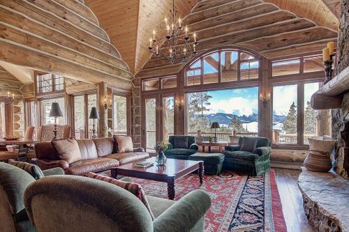 Experience luxury at Ten Mile Estate, stunning mountain views and private hot tub