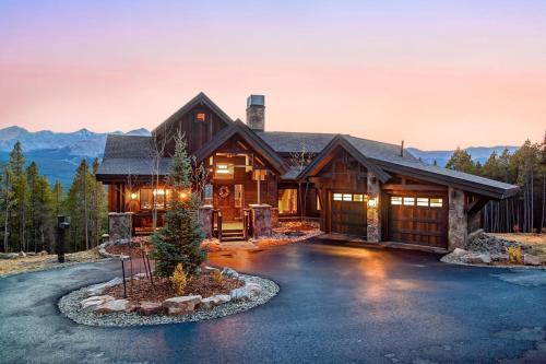 Experience luxury at Three Sisters Lookout with stunning mountain views and Private Hot Tub