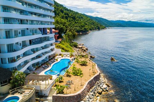 Exquisite condo with panoramic ocean views, amazing pool & balcony