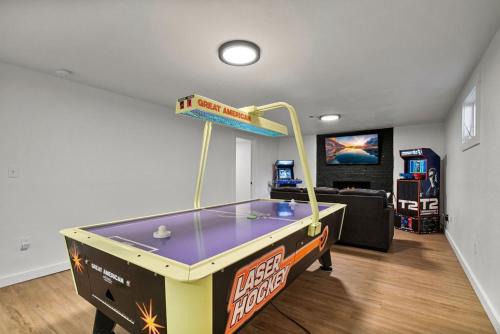 Fam Fun 12 Plus Arcade Games Hot Tub 5 min 2 Dwntwn