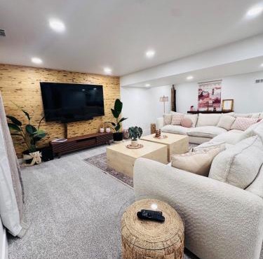 Fam Retreat, Hot Tub, BBQ, Ski, Game Room, Backyard