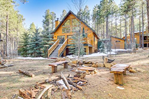Family-Friendly Cabin w/Fire Pit in Forest Lakes