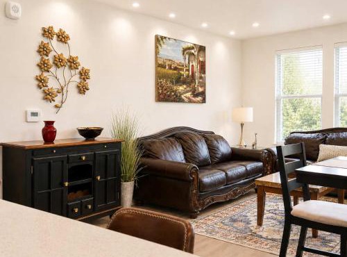 Family-Friendly 2BR Near Temple Sq & Dining