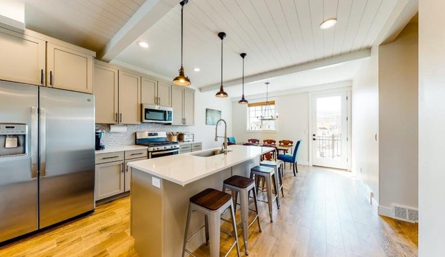 Family-friendly 3-story townhouse with private gas grill near Park City Mountain