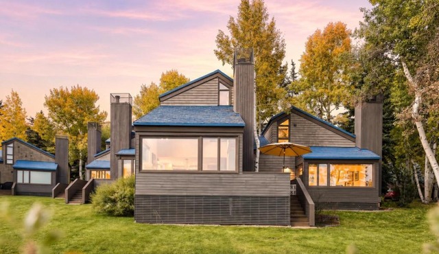 Family friendly Snowmass retreat w. hot tub and pool. 5 minutes to resort