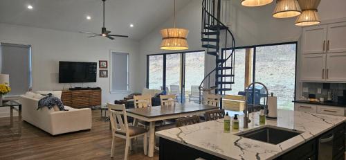 Family Fun House- Pet Friendly