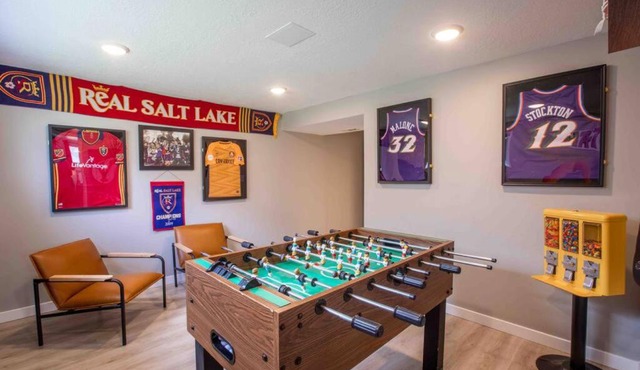 Family Getaway | Hot Tub + Trampoline + Fire Pit + Foosball
