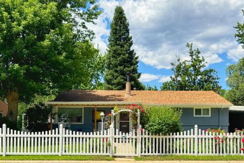 Family Perfect 4BR Home with Hot Tub, Pool Table, Fenced Yard, Cozy Fireplace, Mountain Views, Walkable Neighborhood, Near Parks, Dining, and Adventure