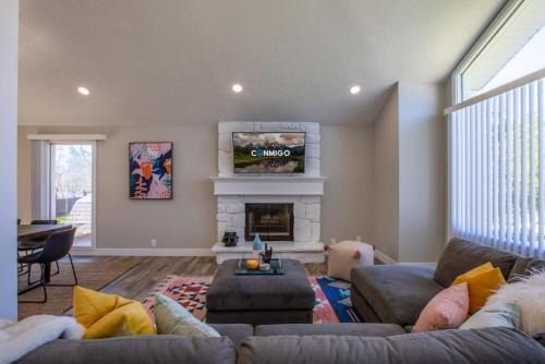 Family Stay | Mtn Views + Yard + Pets + Long Stays
