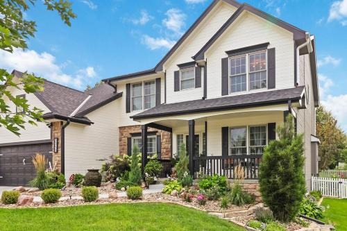 FamilyFriendly -5BR Home with Games & Massage Chair