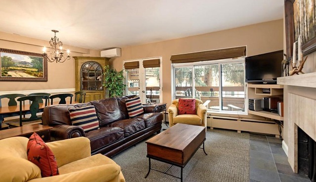 Fasching Haus Unit 180, Cozy, Deluxe Condo with Private Deck, 2 Blocks from Downtown