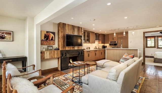 Fasching Haus Unit 6, Condo with Beautiful Decor, Spacious Layout, Great Location