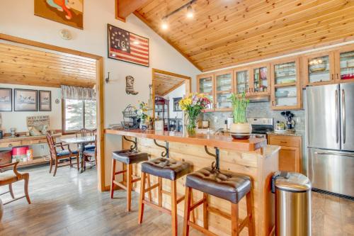 Fire Pit & Games! 10-Acre 'Majestic Mountain Home'