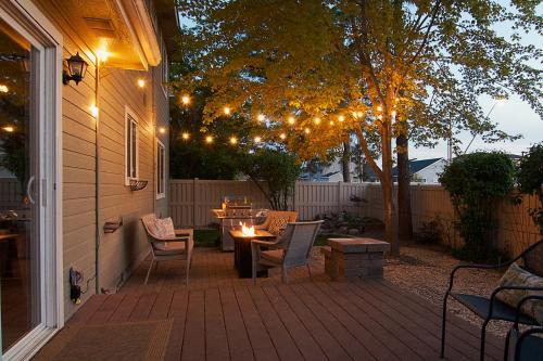 Fire Pit Getaway Shops and Dining 70in TV