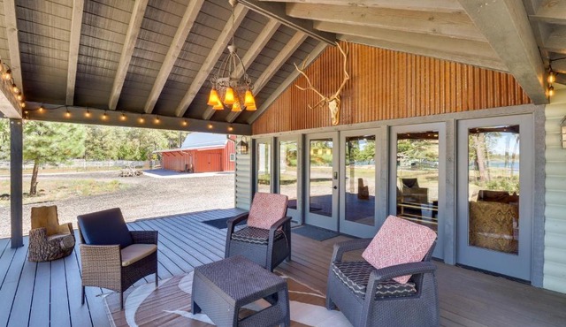 Fire Pit & Grill: Waterfront Cabin in Lakeside!