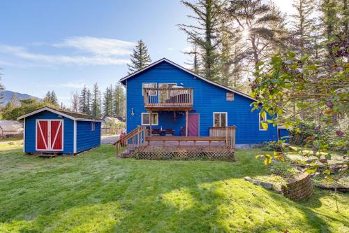 Fire Pit + Mountain Views: Outdoorsy PNW Escape