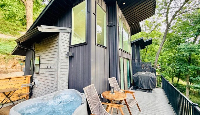 Firefly2 - luxury lakeside treehouse with hot tub