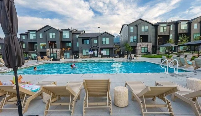 Focus Up at the Mountains Ski Retreat Hot Tub MTN Green
