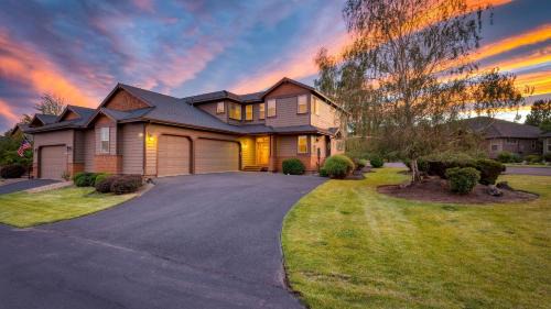Forest Ridge Loop by AvantStay