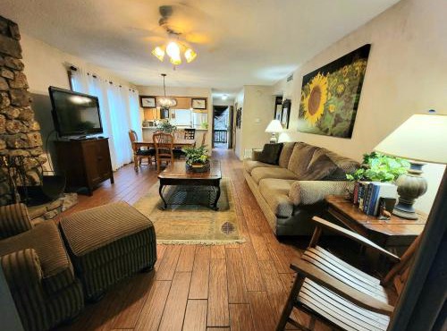 Forest view 2 bed bath condo on Lake Ouachita