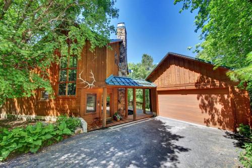 Fox Hollow - hot tub, back lawn, wood fireplace