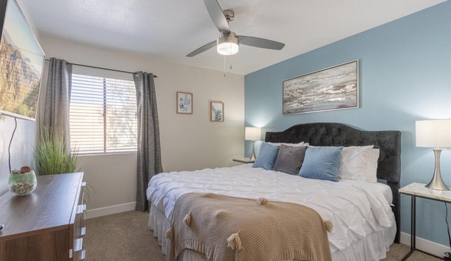 Free Parking King Bed Walk to Dining & Shops