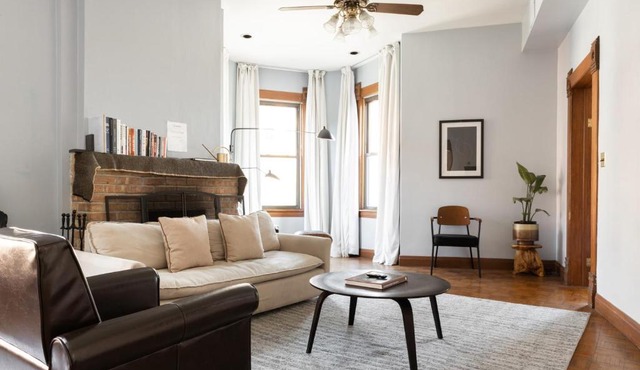 FRONTDESK Classic 2 BR Apt in Lincoln Park