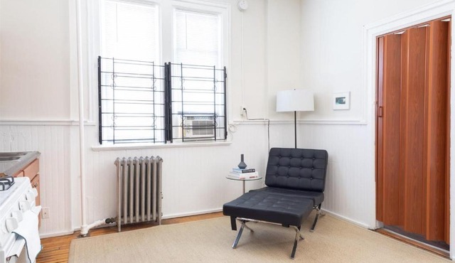 FRONTDESK Classic Studio Apt in West Town