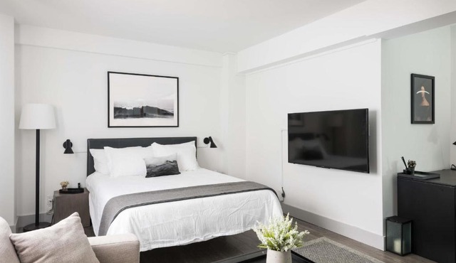 FRONTDESK Sleek Studio Apt with Rooftop Deck