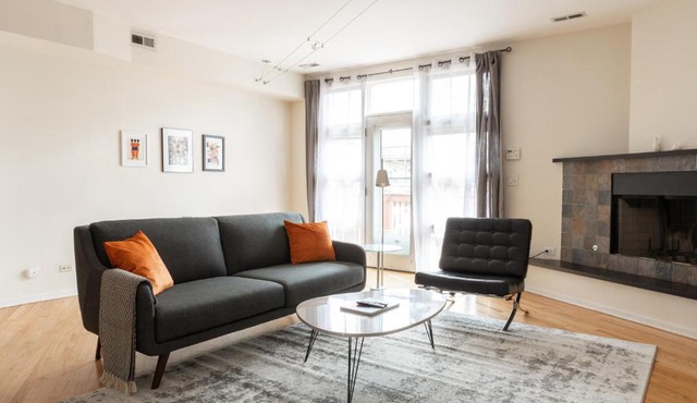 FRONTDESK Spacious 2 BR Apt in Wicker Park