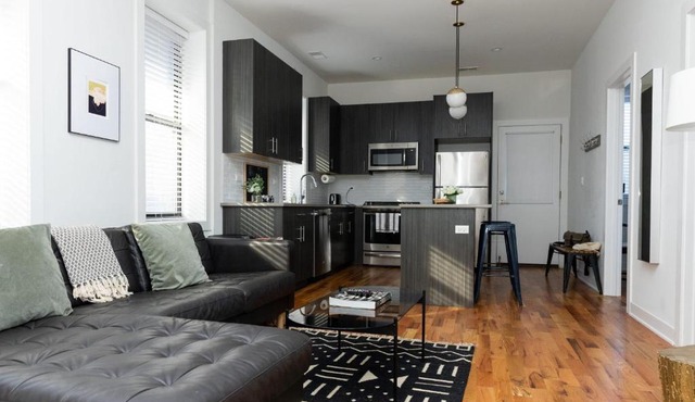 FRONTDESK Spacious 2 BR Apt near Wrigley Field