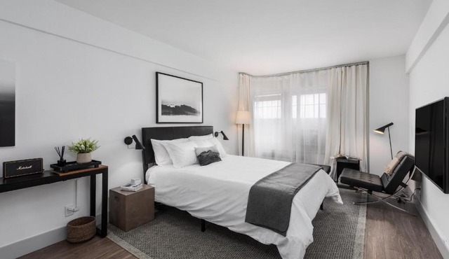 FRONTDESK Studio Apt with Pleasant Rooftop Deck