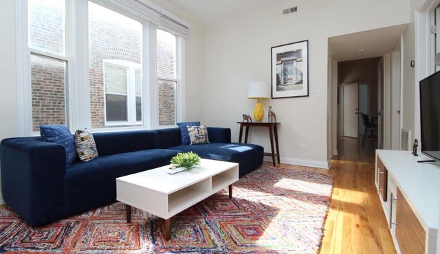 FRONTDESK Wicker Park 2 BR Apt with Laundry