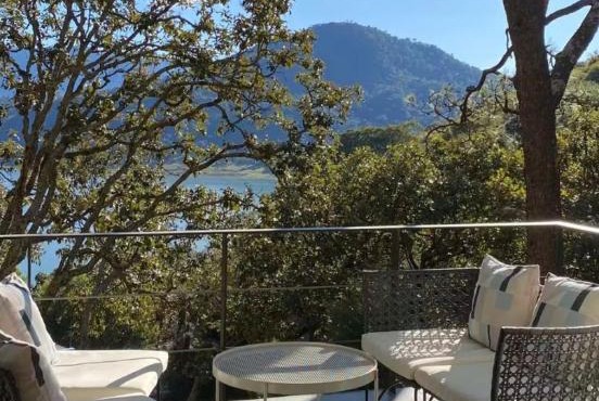 Fully Equipped Condo with Spectacular Lake View