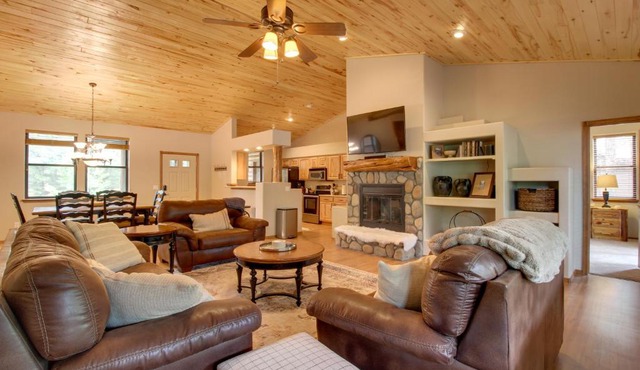 Furnished Deck & Grill: Woodsy Torreon Cabin
