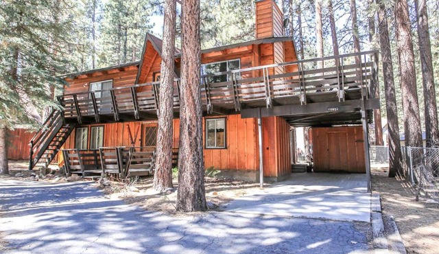Gallagher's West - Pine surrounded deck and barbecue! Bumper Pool and Wet bar! Darts!