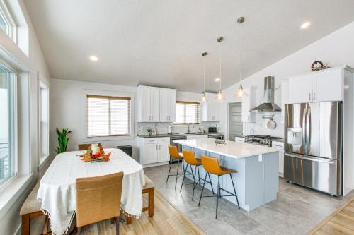 Garden City Cabin w/Fire Pit: 2 Mi to Bear Lake!