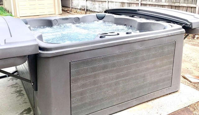 Garden City House with Hot Tub