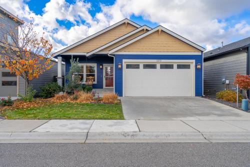 Gated Retreat, Sleeps 8, Professional Kitchen, Fireplace, DreamCloud Mattresses