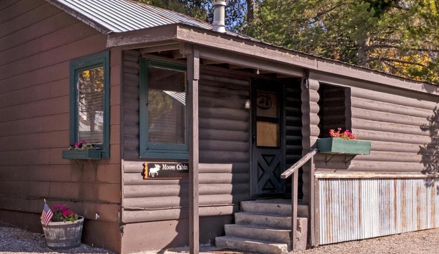Gateway to Yellowstone! Cabin < 1 Mi to Nat'l Park