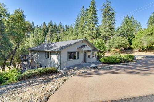 Gateway to Yosemite: Group-Friendly Groveland Home