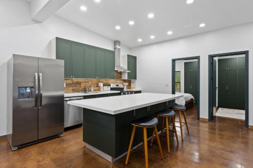 Glacier Luxury Retreat Green Olive Apartment 1