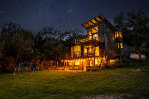 Glenwood Springs Mountain Getaway with Hot Tub and Riverfront