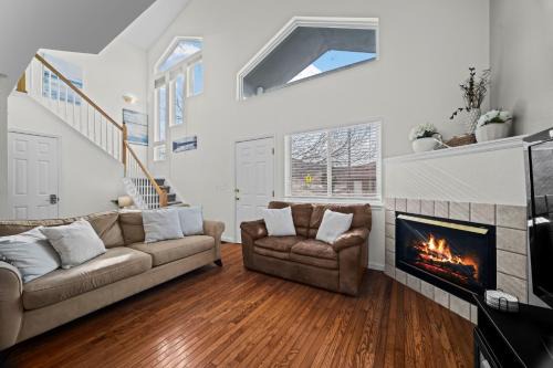 Golden View Townhouse - Walk to Downtown!