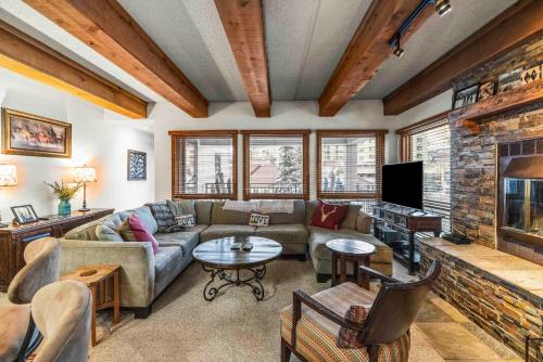 Gorgeous 3 king bed 3 full bath mountainside condo