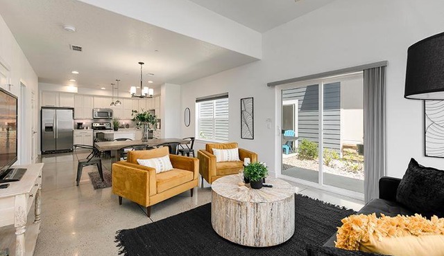 Gorgeous Townhome Steps from the Brewery District!
